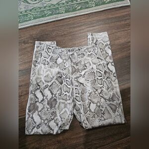 Victoria's Secret Snakeskin Leggings SZ 6 Sz SMALL - Gray and White